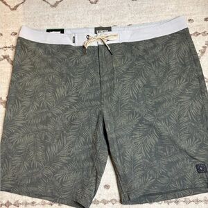 NWT Linksoul Board shorts size 40